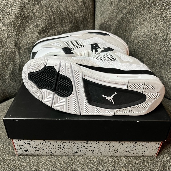 Air Jordan 4 Retro GS 'Military
Black' - Picture 5 of 9